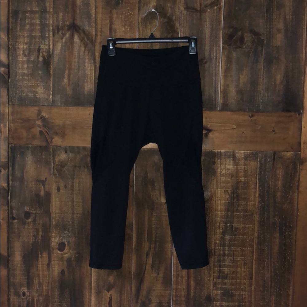black capri athletic leggings
